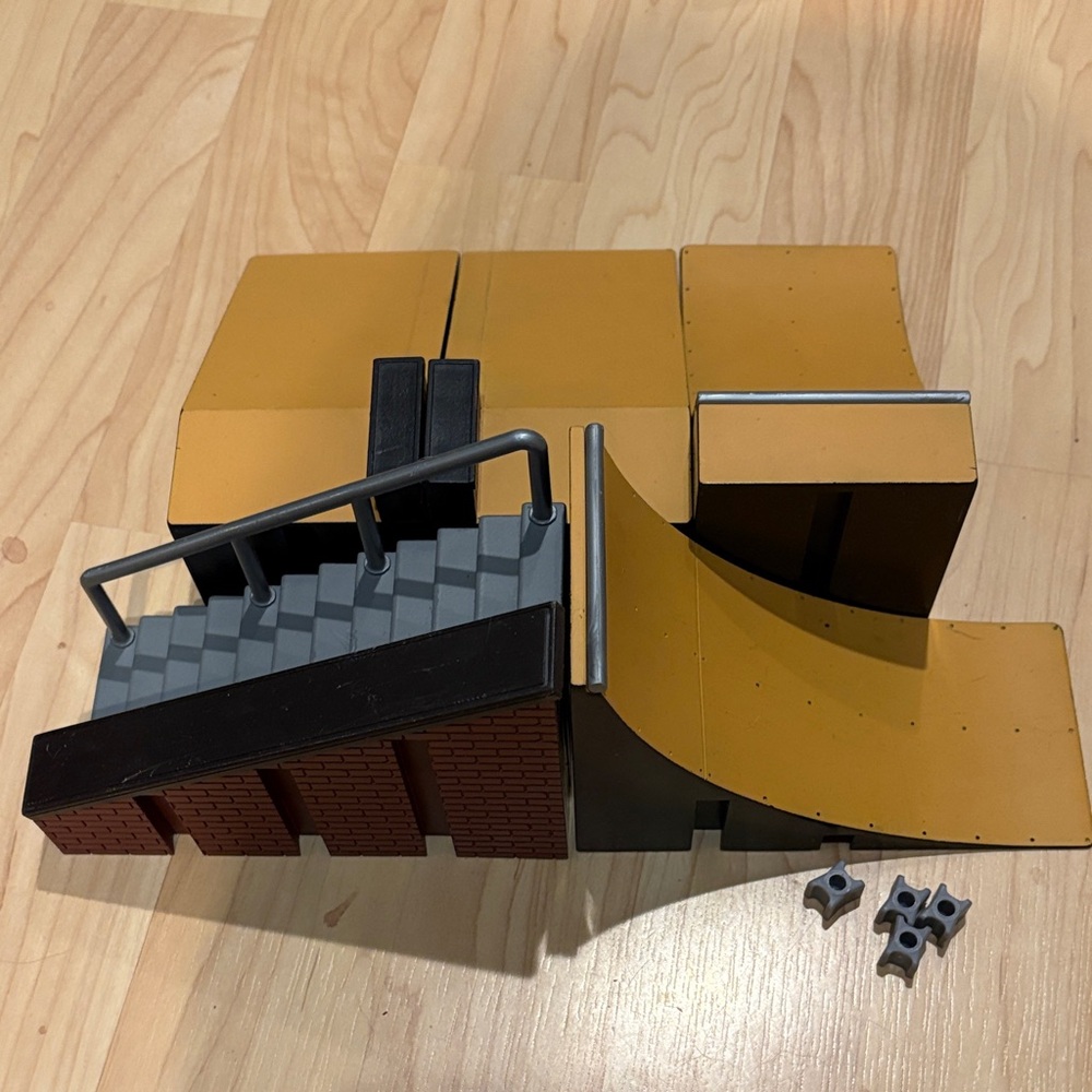 Tech Deck Skate Park 5 pcs Playset with Ramps and Rails
